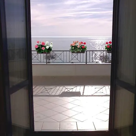 فندق Sea Garden 3*