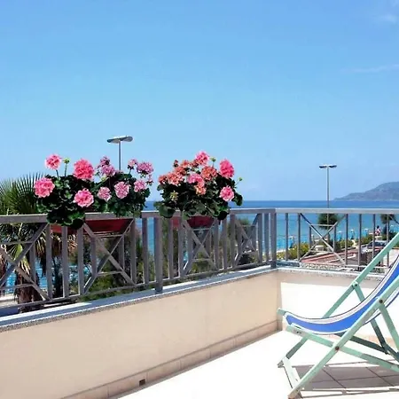Sea Garden מלון 3*
